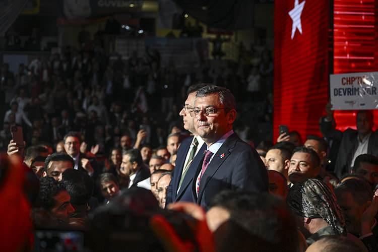 <p>CHP 38. Olağan Kurultayı'nda, 13 yıldır genel başkanlık görevinde bulunan Kemal Kılıçdaroğlu'nun yerine Özgür Özel seçildi.</p>