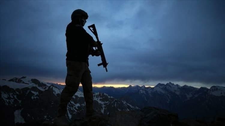 <p>2023 yılının son haftasında, Irak'ın kuzeyindeki Pençe-Kilit Harekatı bölgesindeki bir üsse sızmaya çalışan teröristlerle çıkan çatışmada 12 asker şehit oldu. MSB, Irak ve Suriye'nin kuzeyine düzenlenen hava harekatlarıyla bölücü terör örgütü tarafından kullanılan 29 hedefi imha etti, operasyonlarda üç günde 56 terörist etkisiz hale getirildi.</p>