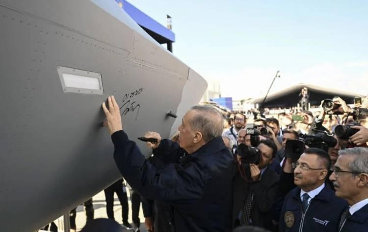 <p> Türkiye'nin Milli Muharip Uçağı, TUSAŞ'ın Kahramankazan merkez yerleşkesinde vitrine çıktı. Cumhurbaşkanı Erdoğan, uçağın adının "KAAN", isim babasının ise MHP Genel Başkanı Devlet Bahçeli olduğunu bildirdi.</p>
<p> </p>