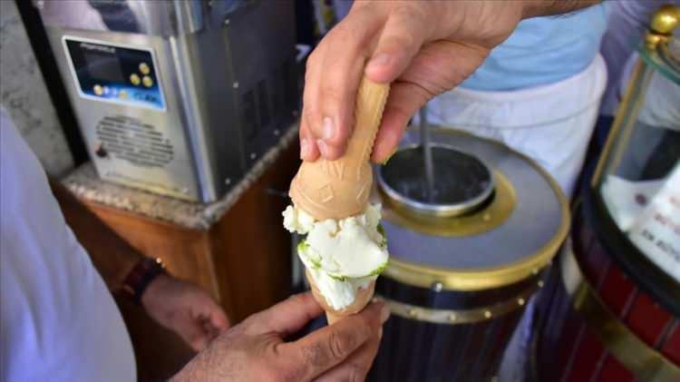 <p>KAHRAMANMARAŞ<br />
Maraş Dondurması</p>
