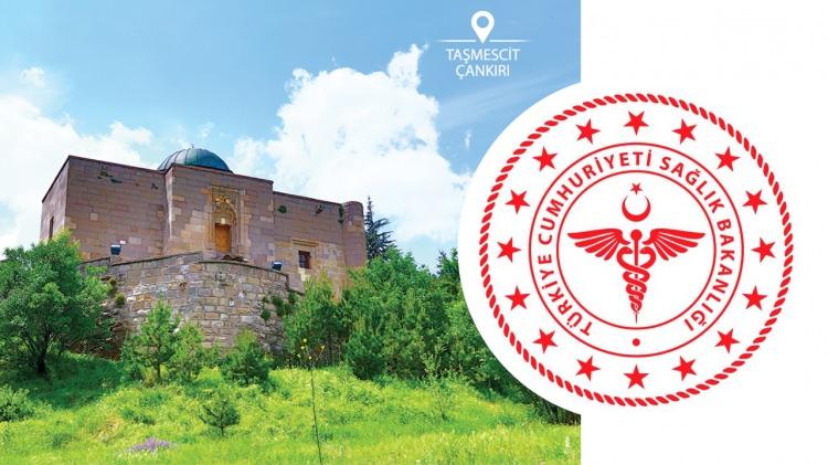 <p>ÇANKIRI<br />
Taş mescit</p>

<p>Cemaleddin Ferruh Şifahanesi ve Darülhadisi olarak birbirine bitişik inşaa edilen bu iki yapı, mimarlık tarihi bakımından olduğu gibi plastik sanatlar açısından da ilgi odağı niteliğindedir.Şifahane kısmı ise tamamen yok olmuş durumdadır.Bu yapıların bir diğer önemi de yapı üzerinde yer alan iki adet figürlü parçadan gelmektedir. Bunlardan biri sürekli yayınlara konu olmuş, devamlı olarak üzerinde durulmuştur. Boyutları1 x 0.25  metre olan bu kabartmanın özelliği,  gövdeleri birbirine dolanan iki ejder (yılan) motifidir. Ejderlerin başları karşılıklı gelecek şekilde biçimlendirilmiştir. Günümüzde "Tıp Sembolü" olarak kullanılmaktadır. Halk arasında su içen yılan olarak da adlandırılan ikinci parça ise, diğeri gibi alçak kabartma olarak biçimlendirilmemiş olup başlı başına bir heykel görünümü verilmiştir. Darülhadis'te kullanılan gözenekli taştan yapılmış olan parça, kupa şeklinde olup gövdesine bir yılan sarılmakta ve üst kısımda uzantı yaparak sonuçlanmaktadır. Bu motif de günümüzde "Eczacılık Sembolü" olarak kullanılmaktadır. Eser yakın döneme kadar Mevlevihane olarak da kullanılmıştır.</p>

<p> </p>

