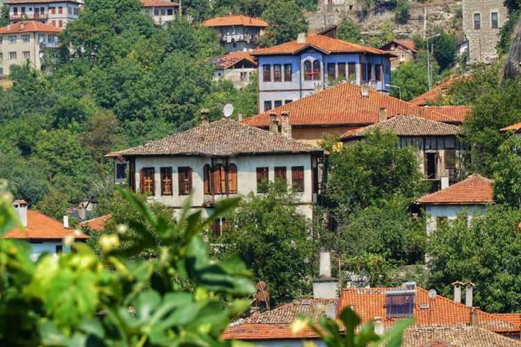 <p><span style="color:#B22222"><strong>KARABÜK</strong></span></p>
<p><strong>Kadınlarda ortalama yaşam süresi: 82,0</strong></p>
<p><strong>Erkeklerde ortalama yaşam süresi: 76,2</strong></p>
<p><strong>Ortalama: 79,1</strong></p>