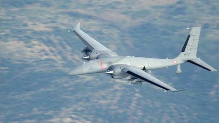 <p><strong>TEMEL UÇUŞ PERFORMANS KRİTERLERİ</strong></p>
<p> </p>
<p>40,000 Feet Uçuş İrtifası</p>
<p> </p>
<p>24 Saat Havada Kalış Süresi</p>
<p> </p>
<p>Çift Yedekli SATCOM + Çift Yedekli LOS</p>
<p> </p>
<p>Tam Otomatik Uçuş Kontrol ve 3 Yedekli Otopilot Sistemi (Triple Redundant)</p>
<p> </p>
<p>Yer Sistemlerine Bağımlı Olmaksızın Tam Otomatik İniş ve Kalkış Özelliği</p>
<p> </p>
<p>GPS Bağımlılığı Olmaksızın Dahili Sensör Füzyonu İle Seyrüsefer Özelliği</p>