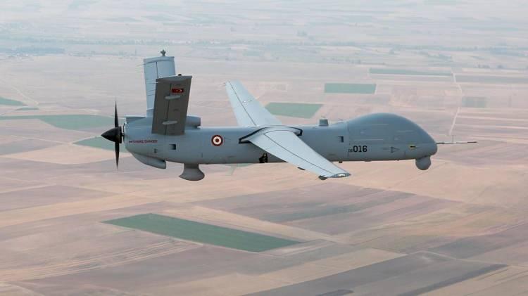 <p>Hangardan çıktıktan sonra motoru da çalıştırılan ANKA, kendi kategorisinde dünyanın en iyi operatif sistemi olmayı hedeflemektedir.</p>