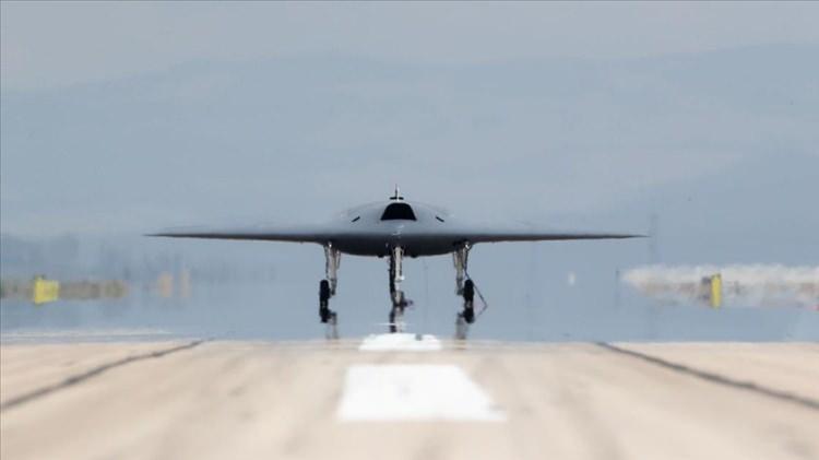 <p><strong>ANKA-3 MİUS ÖZELLİKLERİ:</strong></p>
<p> </p>
<p>Jet Motorlu</p>
<p>7 ton Ağırlığında</p>
<p>0.7 Mach (800 km/s) Hızında</p>
<p>Düşük Radar İzine Sahip</p>
<p>Hava-Yer, Hava Hava Görevleri İcra Edebilme</p>