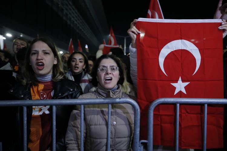 <p>Galatasaray ile oynayacakları Süper Kupa'nın ileri bir tarihe ertelenmesinin ardından İstanbul'a döndü. Havalimanına gelen çok sayıda taraftar, takımlarını coşkuyla karşıladı.</p>

<p> </p>
