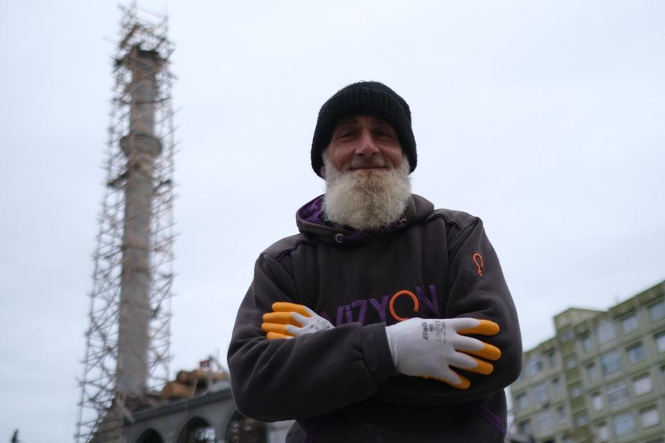 <p>Minare inşaatında yarım kalan işlerine devam eden Yazıcı, akşama kadar minarede aralıksız çalışıyor. Gün bittiğinde ise kalacağı yere gelen Yazıcı, yemek yedikten sonra kitap okuyarak gününü tamamlıyor. Havadan kaydedilen görüntülerde minarenin iskelesine adeta düz yolda yürür gibi tırmanan ustayı görenler ise şaşkınlıklarını gizleyemiyor.</p>
<p> </p>