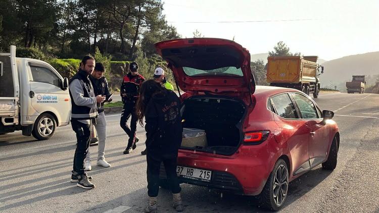 <p><strong>'EKİPLER YILBAŞI GECESİ SAHADA OLACAK'</strong></p>
<p> </p>
<p>Yapılan çalışmalar hakkında konuşan Bodrum Kaymakamı Mustafa Çit, "Bodrum Torba uygulamasında jandarma ve polis ekiplerimizin denetimlerine katıldık. </p>