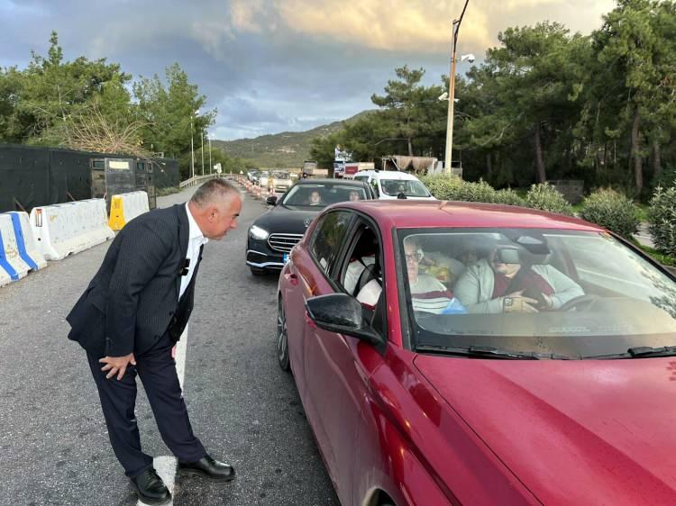 <p>Sahil güvenlikte ise 9 sahil güvenlik botu ve 79 personel de yılbaşında görev yapacak. Ayrıca 94 zabıta personeli de görev başında olacak. Birlik ve beraberlik içerisinde insanlarımızın yılbaşını geçirmesini diliyorum.</p>