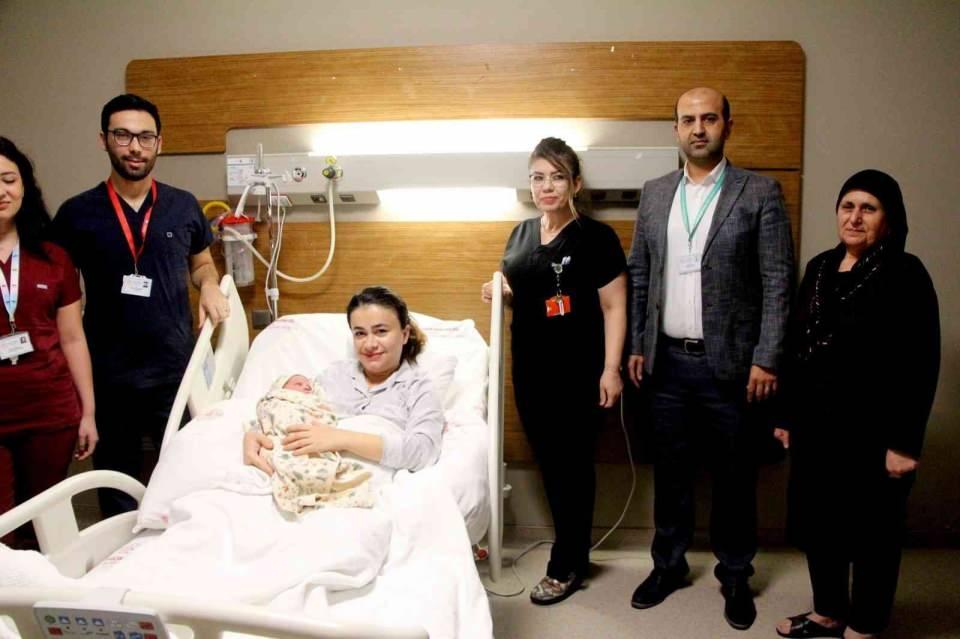 <p>Adana Şehir Eğitim ve Araştırma Hastanesi’nde Sevinç Gölbaşı, yılın ilk anlarında sezaryen doğumla bir erkek bebek dünyaya getirdi. Onur Gölbaşı ve Sevinç çifti, 3 kilo 700 gram dünyaya gelen bebeklerine ’Toprak’ ismini verdi. Aynı hastanede anestezi uzmanı olarak görev yapan anne Sevinç Gölbaşı, doğan bebeğinin yılbaşı hediyesi olarak geldiğini ifade etti. İkinci çocuğunu kucağına aldığı için çok mutlu olduğunu ifade eden Gölbaşı, “Heyecanlı, mutlu, kendimizi iyi hissediyoruz. İkimizde iyiyiz. Her şey yolunda gitti, ameliyatımız da iyi geçti. Bebeğimiz de sağlıklı geldi" dedi.</p>
<p> </p>