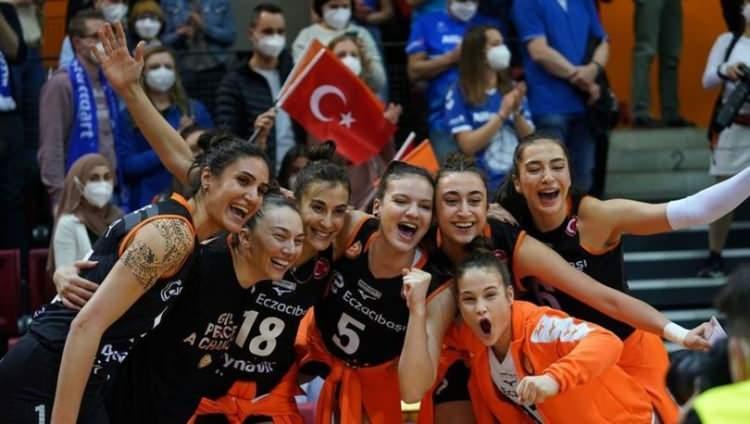 <p>Eczacıbaşı Dynavit Kadın Voleybol Takımı, CEV Kupası şampiyonu oldu.</p>
