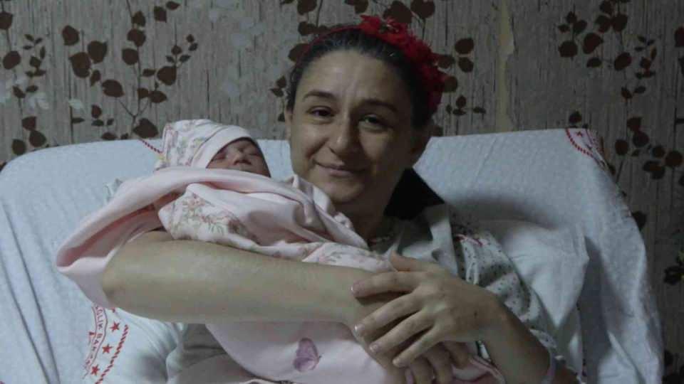 <p>Mehmet ve Süveyda Albayrak çiftinin yeni yılın ilk dakikalarında bir kız çocuğu oldu. 3 kilogram ağırlığında kız bebek dünyaya getiren Süveyda Albayrak, ikinci kez annelik sevincini yaşadığını ve çok mutlu olduğunu belirtti.</p>