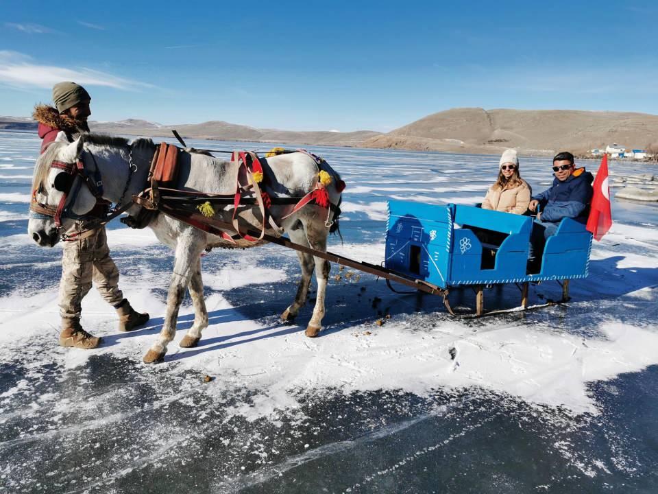 <p>Gölde yaklaşık bir hafta önce hava sıcaklıklarının sıfırın altına düşmesiyle kısmi donma başladı. Aralık ayının son günlerinde Kars'ın Arpaçay ve Ardahan'ın Çıldır ilçelerinde etkili olan soğuklar sebebiyle gölün büyük bir bölümü dondu. </p>
