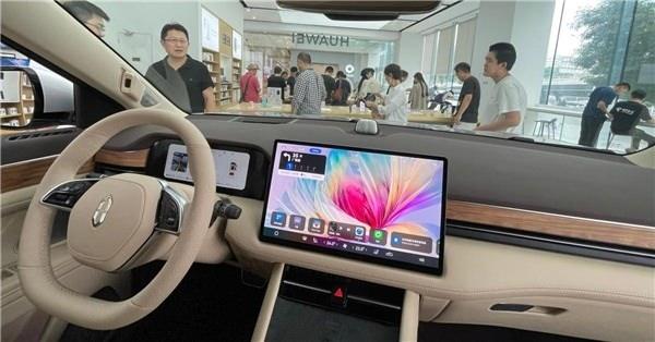 <p>Huawei ve Seres tarafından kurulan Aito, yeni elektrikli otomobili için vitesi artırdı. Çin'deki fabrikada testleri tamamlayan şirket, Aito M9 SUV için seri üretime başladı.</p>
<p> </p>
<p>Yılda 700 bin araç üretme kapasitesine sahip fabrika şimdiden merak uyandırdı.</p>
