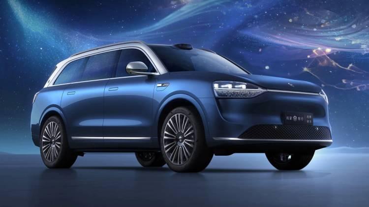 <p>İddialara göre araç iki güç aktarma organı seçeneğiyle sunulacak. Bunlardan biri 390kW ve 530 hp güç üreten çift motorlu tamamen elektrikli versiyon iken; diğeri ise 365kW güç ve 167 km menzil sağlayan 40kWh bataryalı model olacak.</p>