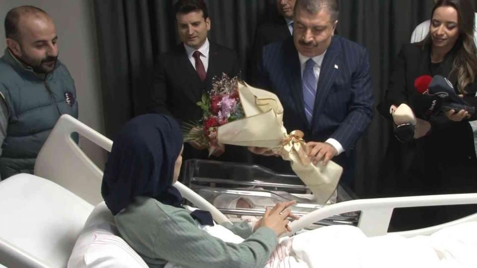 <p>Sağlık Bakanı Fahrettin Koca yeni yıla Başakşehir Çam ve Sakura Şehir Hastanesinde sağlık çalışanlarıyla birlikte girdi. Bakan Koca, yeni yılın ilk bebeklerinin ailelerini de ziyaret ederek tebrik etti.</p>
<p> </p>