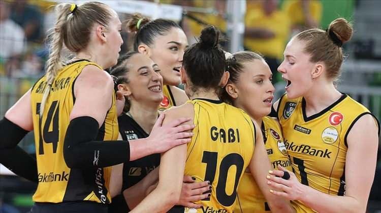 <p>VakıfBank Kadın Voleybol Takımı, CEV Şampiyonlar Ligi Süper Finali'nde İtalya'nın Imoco Volley ekibini 3-1 yenerek 2021-2022 sezonunun şampiyonu oldu.</p>
