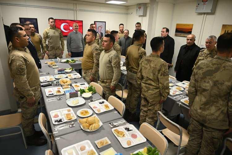 <p>İçişleri Bakanı Süleyman Soylu, yeni yılın ilk gününde, İran sınırındaki Tendürek Modüler Üs Bölgesi'ndeki jandarmalarla kahvaltı yaptı.</p>
