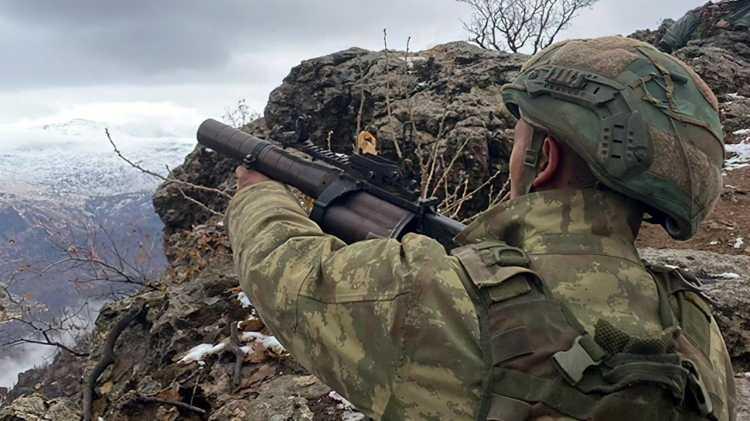 <p>Irak'ın kuzeyindeki TSK varlığını hedef aldıklarını söyleyen gruptakilerden çoğunun elinde ABD yapımı M16 ve M4 gibi hafif piyade tüfekleri ile termal dürbünler olduğu görülmüştü.</p>

<p> </p>
