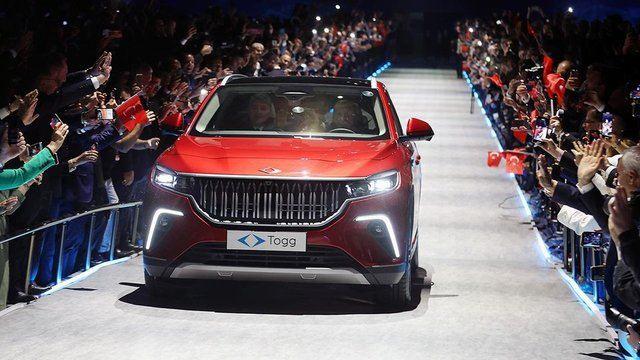 <p>Togg'un ilk modeli Şubat ayında ön satışa açılacak ve 2023 sonuna kadar toplam 20 bin adet üretilecek. Henüz güvenlik testleri devam eden Togg, tüketicinin karşısına çıkmadan önce Euro NCAP'ten 5 yıldız almayı hedefliyor.</p>
<p> </p>
