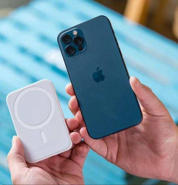 <p><strong>MAGSAFE PİL PAKETİ</strong><br />
Artık iPhone mini olmadığına göre MagSafe Pil Paketine de gerek yok. Ne yazık ki, uygulaması pek başarılı değildi.</p>
