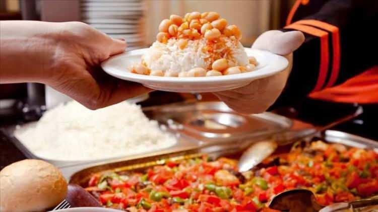<p>Ayrıca, günlük 110 lira olan yemek parası istisna tutarı 170 liraya, 56 lira olan yol parası istisna tutarı da 88 liraya çıktı. Böylece, aylık 4 bin 420 lira yemek parası, 2 bin 888 lira yol parası ödemeleri de vergiden istisna olarak çalışanlara ödenebilecek.</p>