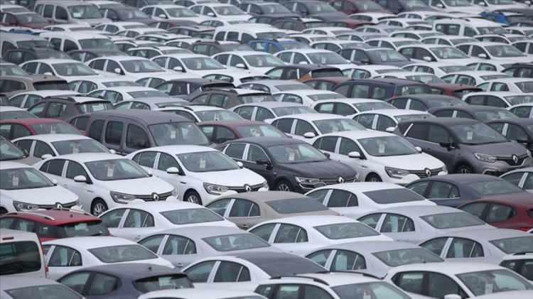 <p>Binek otomobillere ilişkin gider olarak indirim konusu yapılabilecek tutarlar da arttı. Binek otomobiller için gider olarak dikkate alınabilecek aylık kira bedeli 17 bin liradan 26 bin liraya, amortisman yoluyla gider yazılabilecek iktisap bedeli sınırı 950 bin liradan 1 milyon 500 bin liraya yükseltildi.</p>