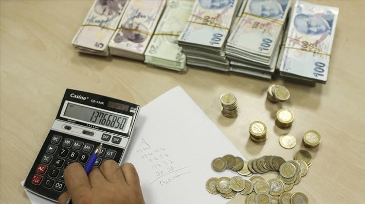 <p>Gelir ve kurumlar vergisi mükelleflerinden beyannamelerini zamanında veren ve vergilerini ödeyen uyumlu mükellefler, 5 puanlık vergi indiriminden faydalandırılırken, vergi indirimi yapılabilecek tutarın üst limit de yeniden değerleme oranında artırılarak 4,4 milyon liradan 6,9 milyon liraya çıkarıldı.</p>