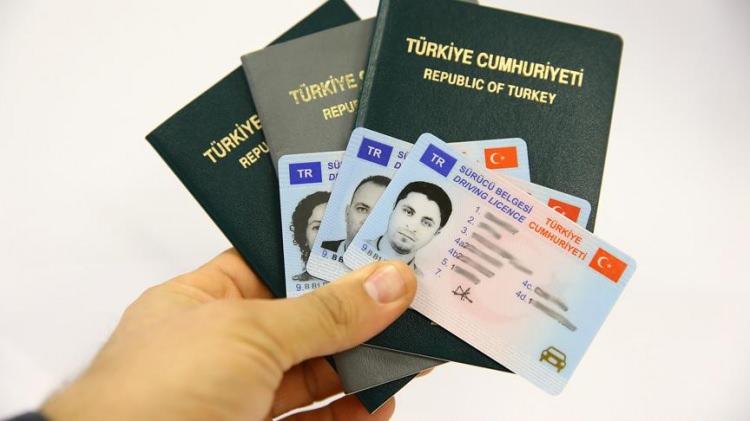 <p>Pasaport ve ehliyet harçları da arttı. Harçlar Kanunu Genel Tebliği'ne göre, 1 yıl süreli pasaportlar için harç tutarı 2 bin 396,60 lira, 3 yıl süreliler için 5 bin 558,30 lira ve 3 yıldan fazla süreli olanlar için 7 bin 833 lira olacak. 2024'te A sınıfı sürücü belgesi harcı 1308,40 lira olarak belirlenirken, bu tutar B sınıfı sürücü belgesi harçlarında 3 bin 945,40 lira olarak uygulanacak.</p>