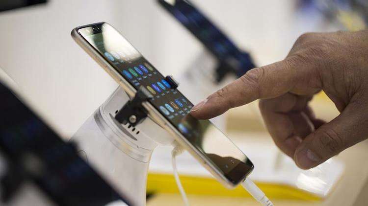 <p>Yolcu beraberi getirilen cep telefonlarına ilişkin harç 20 bin liradan 31 bin 692 liraya çıktı.</p>