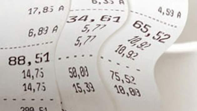 <p>Usulsüzlük ve özel usulsüzlük cezaları da güncellendi. Fatura ve fiş vermeme cezası 3 bin 400 liraya çıktı. 2024 yılından itibaren, fatura düzenleme limiti 4 bin 400 liradan 6 bin 900 liraya çıkarıldı.</p>