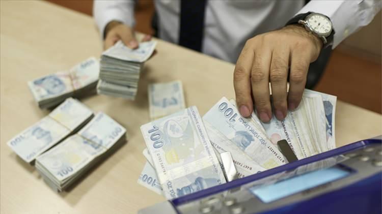 <p>Dolar karşılığı 578 dolar olan yeni asgari ücret, 2016'dan sonra yeniden 500 doların üzerini gördü.</p>
