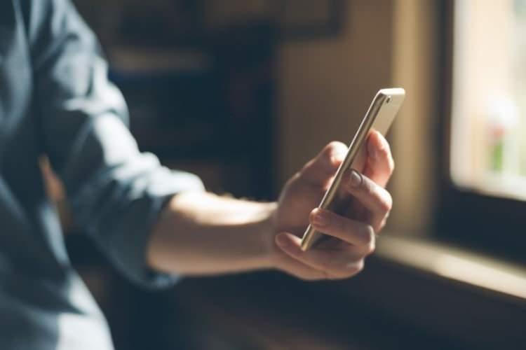 <p>Yurt dışında ikamet eden Türk vatandaşlarının, ülkeye getirdiği mobil cihazlarının kullanım sürelerine ilişkin yaşadığı mağduriyetleri çeşitli kanallardan Bilgi Teknolojileri ve İletişim Kurumuna (BTK) ilettiğini anlatan Uraloğlu,<strong> </strong></p>
<p> </p>
<p><strong>"Yurt dışında yerleşik vatandaşlarla mavi kart hamili kişilere ilave haberleşme hizmeti verilmesine ilişkin mağduriyetin giderilebilmesi için BTK tarafından alınan kararla düzenleme yapıldı."</strong> diye konuştu.</p>