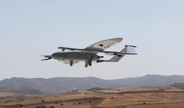 <p>Benzinli motoruyla 6 saate kadar havada kalabilen (elektrik motoruyla 2 saate kadar) ve 15 bin feet irtifaya kadar görev icra edebilen BAHA, 80 kilometreye kadar menzil sunabiliyor.</p>
