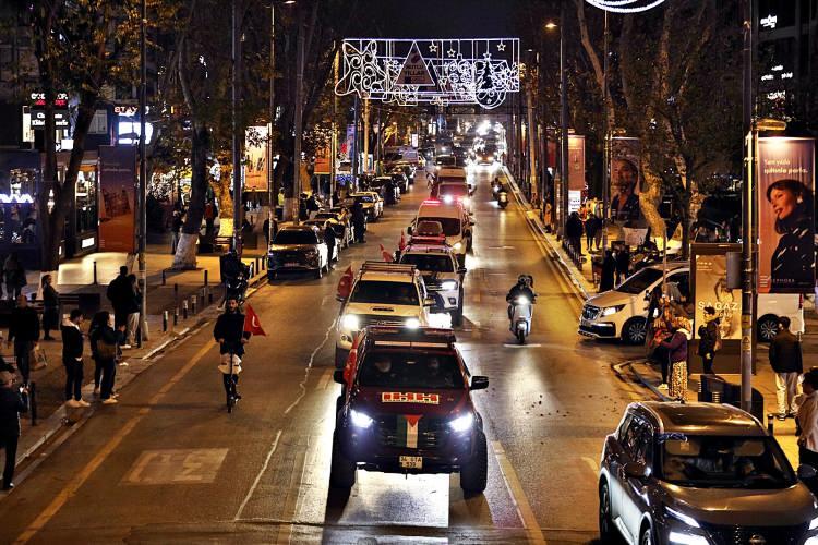 <p>Geçiş sırasında caddedeki vatandaşların da konvoydakilere destek verdiği ve sloganlara eşlik ettiği görüldü.</p>