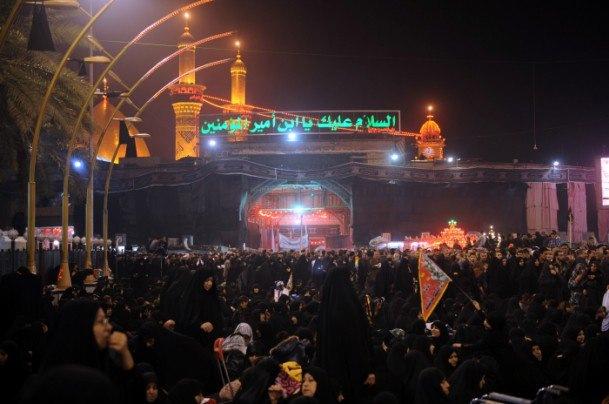 <p>Hazreti Muhammed'in torunu Hazreti Hüseyin ile 71 yareninin Kerbela'da şehit edilişinin 1374. yılı anısına binlerce Şii Kerbela kentine akın etti. Hazreti Hüseyin ve kardeşi Hazreti Abbas'ın türbelerini ziyaret etti. Kubbe ve minareleri altın kaplama olan türbeler özel ışıklarla aydınlatıldı. </p>