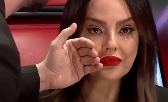 <p>O anlar, kısa sürede sosyal medyada gündem oldu ve birçok yorum yapıldı. Birçok sosyal medya kullanıcısı <strong>"Ebru Gündeş'ten başka kimse dön ne olur demesin, Sen hep dön ne olur söyle biz dinleyelim" </strong>yorumında bulundu. </p>

<p> </p>

