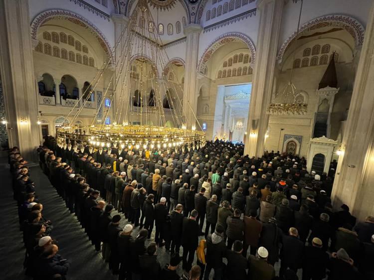 <p>Antalya Muratpaşa Camii, Bingöl Ulu Camii, Yozgat Çapanoğlu Büyük Camii, Gümüşhane Kemaliye Camii, Osmaniye Alibeyli Camii, Nevşehir Alibey Camii, Sakarya Orhan Gazi Camii, Kars İstasyon Camii, Van Hz. Ömer Camii, Iğdır Ulu Camii, Bolu Yıldırım Beyazıd Camii, Çanakkale Dumlupınar Camii, Çorum Akşemsettin Camii, Diyarbakır Ulu Camii, Zonguldak Uzunmehmet Camii, Düzce Merkez Büyük Camii, Manisa Hatuniye Camii, Karaman Üniversite Camii, Rize Sahil Camii, Siirt Şeyh Musa Camii, Bitlis Beşminare Camii, Elazığ İmam-ı Azam Camii buluşma mekanlarından oldu.</p>
