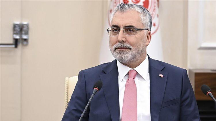 <p>Cumhurbaşkanı ve milletvekili genel seçimlerinin ardından Cumhurbaşkanı Recep Tayyip Erdoğan, 3 Haziran'da Cumhurbaşkanlığı Hükümet Sistemi'nin yeni kabine üyelerini açıkladı. Vedat Işıkhan, yeni Çalışma ve Sosyal Güvenlik Bakanı oldu. Işıkhan görevi 5 Haziran'da Vedat Bilgin'den devraldı.</p>
