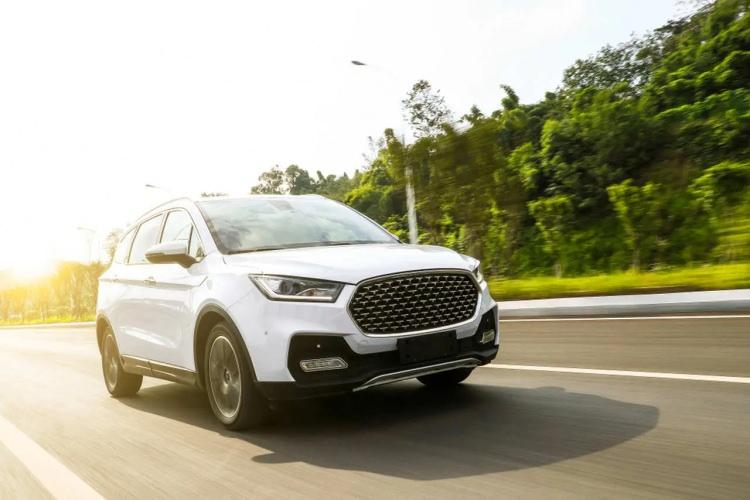 <p><span style="color:#B22222"><strong>BENZİNLİ OTOMOBİLLER TERCİH EDİLDİ</strong></span></p>

<p> </p>

<p>Otomobil pazarı motor tipine göre;</p>

<p> </p>

<p>Benzinli otomobil satışları 646.385 adetle %66,8 pay, dizel otomobil satışları 133.374 adetle %13,8 pay, hibrit otomobil satışları 104.804 adetle %10,8 pay, elektrikli otomobil satışları 72.179 adetle %7,5 pay ve otogazlı otomobil satışları 10.599 adetle %1,1 pay aldı.</p>
