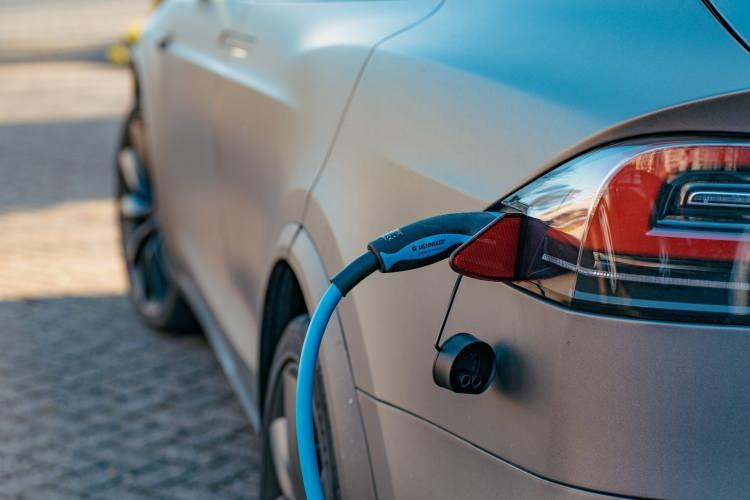 <p>Elektrikli otomobil pazarı elektrik motor gücüne göre; 160 kW altındaki elektrikli otomobil satışları %1662 artarak %72,4 pay, 160 kW üstü elektrikli otomobil satışları %318,1 artarak %27,6 pay aldı.</p>