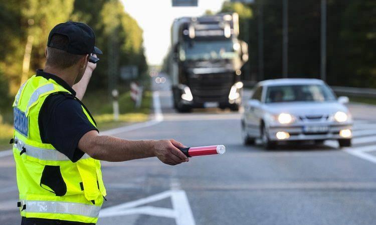 <p><strong>Trafik Cezası Erken Ödenirse Ne Kadar Düşer?</strong></p>

<p>Trafik cezasının tebliğ edildiği günden itibaren 15 gün içerisinde peşin ödeme yapman durumunda %25 indirimden faydalanabilirsiniz. </p>

<p>2024 yılında seyir halinde cep telefonuyla konuşmanın cezası 1.507 TL’dir.</p>

<p> 1.507 TL’nin %25’i = 377 TL<br />
 1.507 TL - 377 TL = 1.130 TL</p>

<p>Bu durumda ödenecek indirimli ceza tutarı 1.130 TL’dir.</p>
