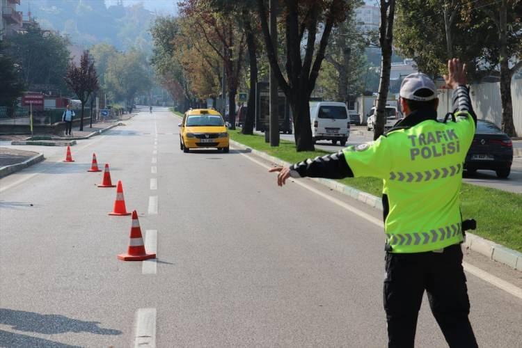 <p><strong>Trafik Cezası Ödeme İşlemleri Nereden, Nasıl Yapılır?</strong></p>
<p>Trafik cezası ödemesini gerçekleştirebilmek için birden fazla alternatifiniz mevcut.</p>
<p>Dolayısıyla size pratik gelen yöntemi belirleyip ödemenizi gerçekleştirmeniz mümkün. Şimdi, “Trafik cezası nereye ödenir?” sorusunun yanıtını verelim.</p>