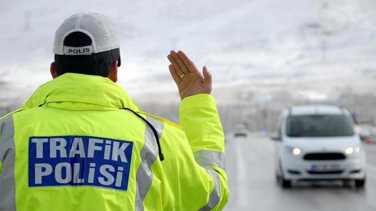 <p><strong>e-Devlet’ten Trafik Cezası Ödeme</strong></p>

<p>e-Devlet’in “Trafik Para Cezası Sorgulama ve Ödeme” sayfasına gidip sisteme giriş yaptıktan sonra sizden istenen bilgileri girerek ödemenizi gerçekleştirebilirsiniz.</p>

<p><strong>Bu arada minik bir not:</strong> e-Devlet üzerinden sorgulama ve ödeme yapabilmek için e-Devlet şifrenizin olması gerekiyor. Eğer şifreniz yoksa PTT şubelerine giderek şifre alabilirsiniz.</p>

<p>Tabii diğer alternatifler olan e-imza, mobil imza, internet bankacılığı, T.C. kimlik kartı gibi seçeneklerle de e-Devlet’e giriş yapmanız mümkün.</p>
