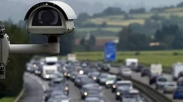 <p><strong>İnteraktif Vergi Dairesi’nden Trafik Cezası Ödeme</strong></p>
<p>Gelir İdaresi Başkanlığının hizmeti olan İnteraktif Vergi Dairesi internet sitesinden de sorgulama ve ödeme yapmanız mümkün.</p>
<p>Tek yapmanız gereken, siteye gidip <strong>“MTV ve Trafik Cezası Ödeme”</strong> sekmesini tıklayıp T.C. kimlik no ve araç plakasını girmek.</p>
<p>Ardından ceza sorgulama ve ödeme işlemini gerçekleştirebilirsiniz.</p>