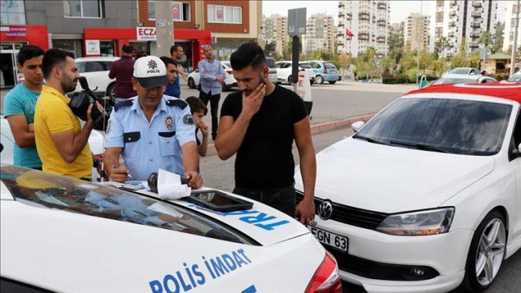 <p><strong>İnternet Bankacılığı ile Trafik Cezası Ödeme</strong></p>

<p>Gelir İdaresi Başkanlığının anlaşmalı olduğu bankaların internet sitelerinden ya da mobil uygulamalarından trafik cezasını yatırabilirsiniz.</p>

<p>Şifreniz ile mobil uygulama ya da siteye giriş yaptıktan sonra trafik cezası ödeme alanına giderek plakadan trafik cezası sorgulayabilir ve hesaptan ya da kredi kartından ödeme işlemini gerçekleştirebilirsiniz.</p>
