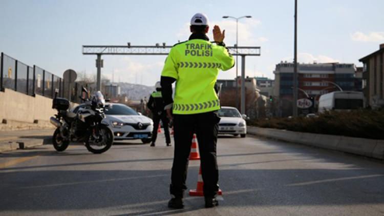 <p><strong>Beyanlı Trafik Cezası Ödeme Nasıl Yapılır?</strong></p>

<p>Beyanlı trafik cezası ödeme, trafik cezasını online platform olan e-Devlet üzerinden ve interaktif vergi dairesi ile tebliğ edilmesini beklemeden beyan ile ödemeyi tanımlıyor.</p>

<p>Beyanlı trafik cezası ödeme tebliğ tarihi öğrenme ve beyanlı trafik cezası ödeme işleminden önce sorgulama yapmalısınız.</p>

<p>Sorgulama işlemi sonrasında listelenen cezaların ödemesini kolaylıkla gerçekleştirebilirsiniz.</p>
