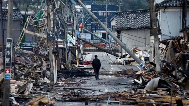 <p>Aynı gün Japonya'nın batı kıyısında meydana gelen 7,8 büyüklüğünde depremde 376 kişi öldü, bin 327 kişi yaralandı.</p>
