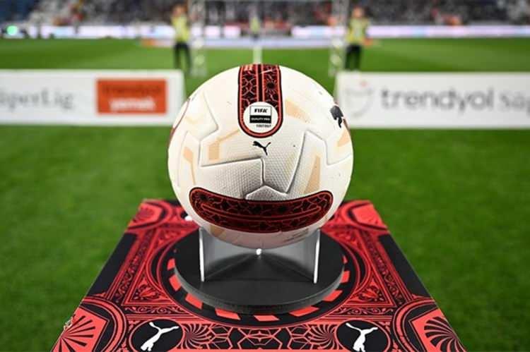 <p>Portekiz ekibi Sporting CP forması giyen İsveçli futbolcu Viktor Gyökeres, tüm kulvarlarda oynadığı dünyada 2024 yılının en golcü futbolcusu oldu Türkiye'de ise zirvede sürpriz bir isim var.</p>