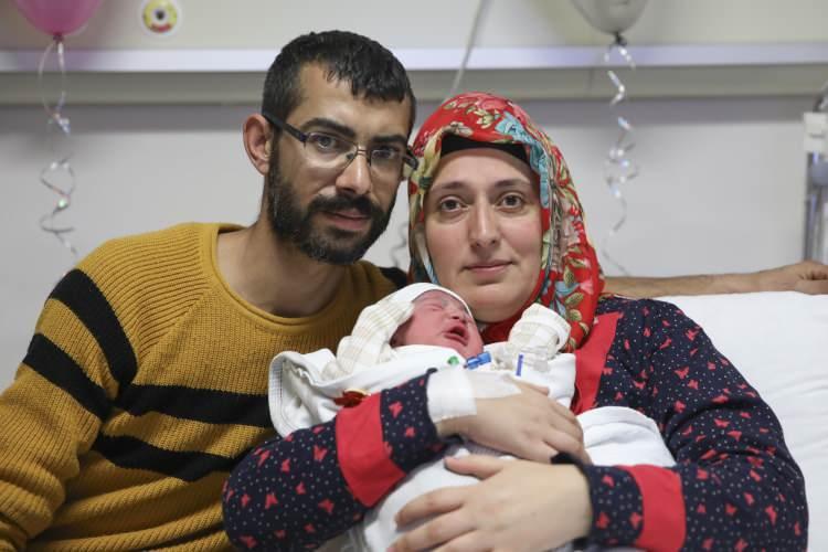 <p>Aile ve Sosyal Hizmetler Bakanı Mahinur Özdemir Göktaş, Ankara'da dünyaya gelen yeni yılın ilk bebeklerini ziyaret etti. Bebeklerini kucağına almanın sevincini yaşayan anne Aslı ve Adem Deveci çifti, 2024 yılının ilk bebeği olması nedeniyle mutlu olduğunu söyledi.</p>
